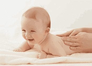Les bienfaits du massage bébé