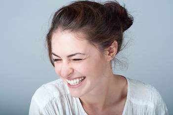 Sourire efface les parenthèses